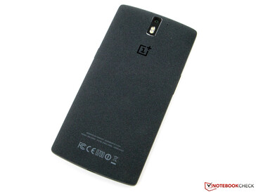 A OnePlus One hátlapja rendkívüli volt: prémium minőségű tapintású és ívelt kialakítású volt.