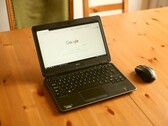 Windows laptop egy faasztalon, a böngészőben megnyitott Google kezdőlapjával