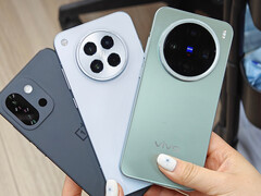 A OnePlus 13T az Oppo Find X8s és a Vivo X200 Pro mini mellett. (Kép forrása: via OnePlusClub)