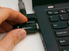 Valaki behelyezi az USB-biztonsági kulcsot a laptopba
