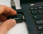 Valaki behelyezi az USB-biztonsági kulcsot a laptopba