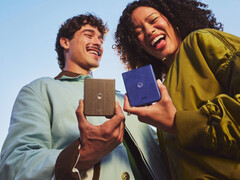 A Razr 70 Ultra 7,19 mm vastag és 199 g súlyú.