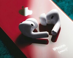A harmadik generációs Apple AirPods Pro állítólag képes a pulzusszám és a bőrhőmérséklet mérésére. (Kép forrása: Omid Armin)