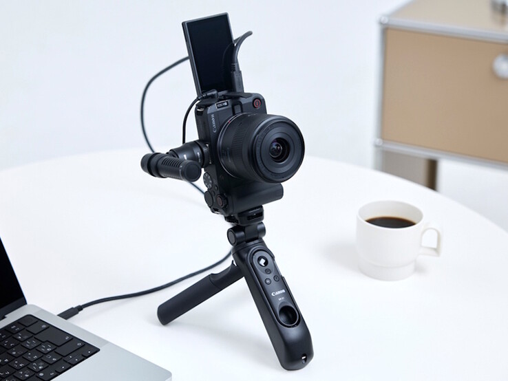 A Canon EOS R50 V fényképezőgép a kettős állványrögzítőnek köszönhetően képes a közösségi média frissítéseit vízszintes és függőleges irányban is vezeték nélkül élőben közvetíteni. (Kép forrása: Canon)
