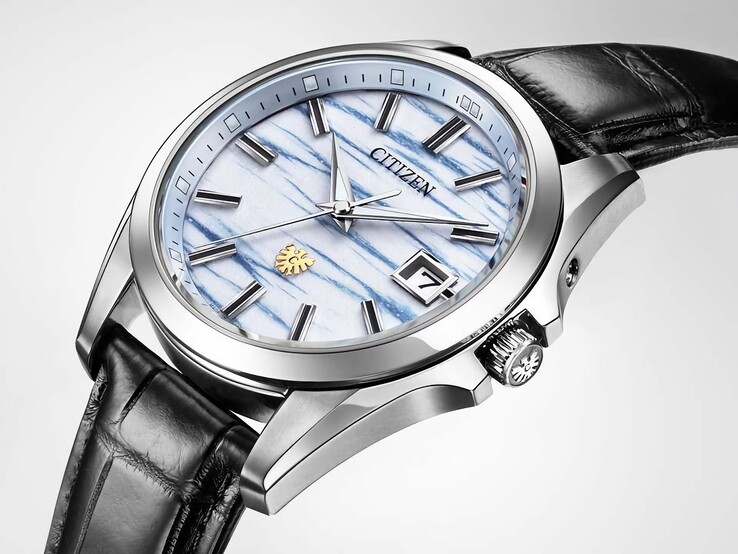 A Citizen AQ4090-08A modell szögből készült közeli felvétele, amelyen látható az indigószínű washi papírból készült számlap, az ezüstszínű mutatók, a dátumablak és a csiszolt titán tok.