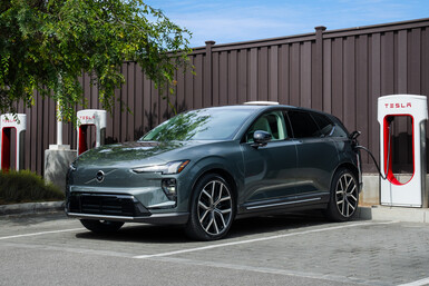 2026 negyedik negyedévétől kezdődően a tisztán elektromos meghajtású Volvo modellek, például a kompakt EX30 vezetői több mint 20 000 Tesla Superchargert használhatnak majd Európa-szerte közvetlenül a Volvo saját okostelefonos alkalmazásán keresztül