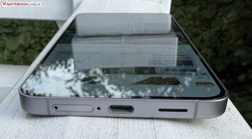Alul: kettős SIM-kártya, mikrofon, USB-C 3.2 gen 1, hangszóró