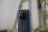 Az Insta360 X6 egy pár nagyobb, 1/1,1 hüvelykes érzékelővel van felszerelve