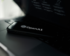 Az OpenAI logója egy telefonon