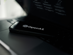 Az OpenAI logója egy telefonon