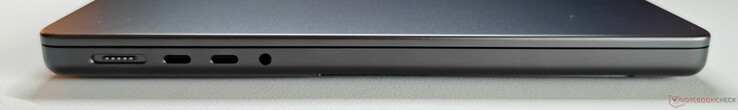 Balra: MagSafe, 2x USB-C 4.0 Thunderbolt 4 (40 Gbit/s, DisplayPort ALT mód, Power Delivery), 3,5 mm-es hang, 3,5 mm-es hangszóró