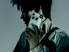 Nothing Phone (3) a képen fehér színben. (Kép forrása: Nothing)