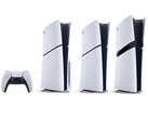 PlayStation DualSense vezérlő, lemezmeghajtós PS5 konzol, PS5 Digital Edition és PS5 Pro (balról jobbra). 