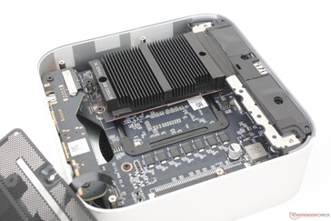 A porvédőlemez eltávolításával láthatóvá válik a kivehető WLAN modul és a hőelosztó alatt található két M.2 PCIe4 x4 2280 SSD foglalat