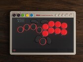 A 8BitDo új Arcade Controller Pro vezérlője beépített kijelzővel rendelkezik, amelyen az Ultimate Software fut.