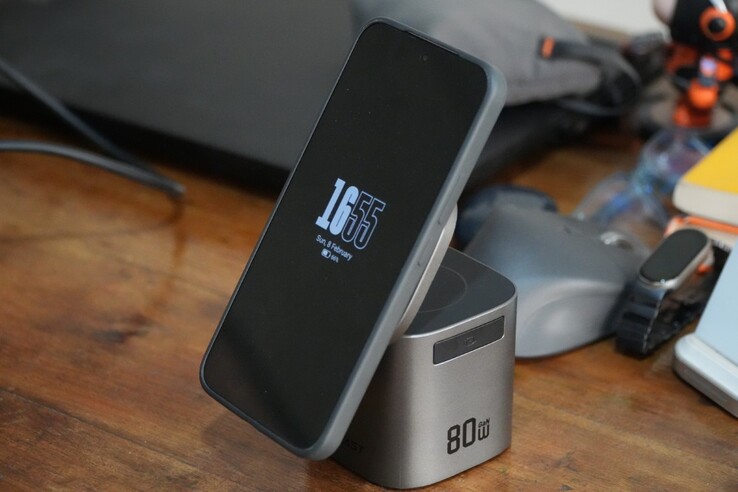 Az AceFast 6 az 1-ben 80 W-os töltőállomás 15 W-os vezeték nélküli töltést támogat
