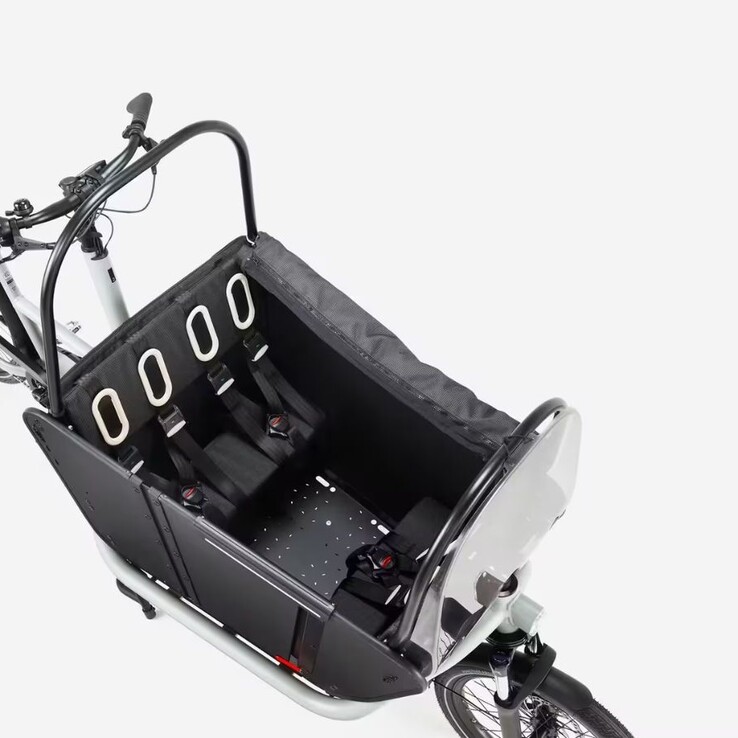 A Decathlon Btwin F900E elektromos családi teherbringa Polar White színben (Kép forrása: Decathlon)