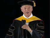A Google volt vezérigazgatója, Eric Schmidt beszédét az Arizonai Egyetem 2026-os diplomaosztó ünnepségén hallgatói előtt