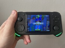 Az Abxylute E1 szépen illeszkedik a kézbe. (Kép forrása: saját)