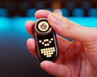 A LoopDot kombinálja a zseblámpát és a pontmátrix kijelzőt. (Kép forrása: LoopGear)
