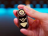 A LoopDot kombinálja a zseblámpát és a pontmátrix kijelzőt. (Kép forrása: LoopGear)