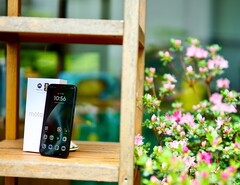 A Motorola Moto G87 nagy hangnyomású, de mérsékelt hangzású hangszórókat kínál.
