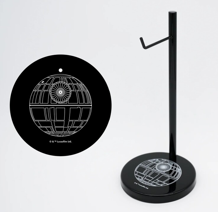 Egy Star Wars márkájú fejhallgató-állványt mellékelünk a limitált kiadású nwm ONE fejhallgató bemutatására. (Kép forrása: NTT Sonority)