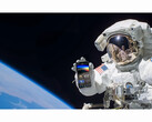 Az ingyenes NASA+ szolgáltatás reklámképe, amelyen egy űrhajós egy okostelefont tart a kezében a NASA+ alkalmazással az űrben. (Kép forrása: NASA)