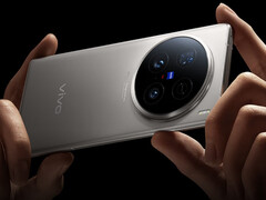 Az X200 Ultra a képen látható X100 Ultra nyomdokaiba lép, három hátlapi kamerával. (Kép forrása: Vivo)