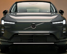 Európában megkezdődtek az új Volvo EX60 kiszállításai. Az elektromos SUV akár 810 kilométeres elektromos hatótávolságot kínál.