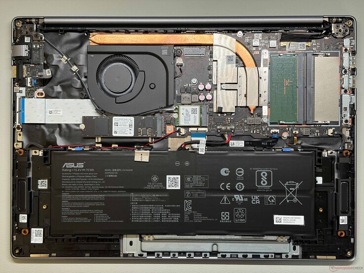 Összehasonlításképpen: az Asus ExpertBook PM5605. A két modell külső kialakítása hasonló, de a SODIMM- és az akkumulátor-kapacitásukban mérsékelt eltérések tapasztalhatók.