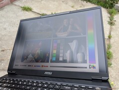 Kültéren, fényes borult időjárás mellett