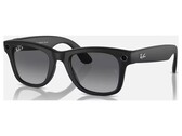 Fekete Ray-Ban Meta Gen 2 elölnézetben fehér háttér előtt, a kamera és a felvételi LED az elülső sarkokban