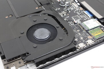 A hűtési megoldás két ~60 mm-es ventilátorból és egy gőzkamrás hűtőből áll