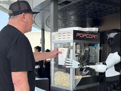Az Optimus robot, aki popcornt szolgál fel a Tesla Dinerben. (Kép forrása: Tesla Club-SoCal/X)