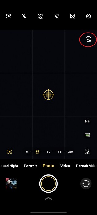 A kameraalkalmazás telekonverter ikonja a legtöbb módban praktikus gyorsbillentyű.