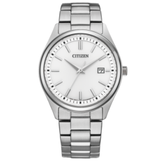Citizen BM1350-54A Eco-Drive öltönyóra ezüstfehér számlappal, felragasztott pálcika alakú indexekkel, Dauphine mutatókkal, dátumablakkal a 3 órás pozícióban és rozsdamentes acélból készült integrált karkötővel.