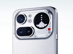 A Nothing Phone (4a) Pro hátlapja alumínium.