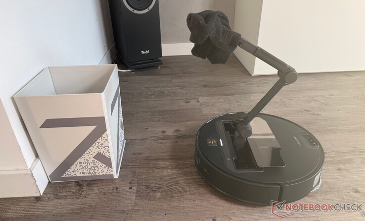 Az OmniGrip robotkar akcióban egy zokni eltakarításakor