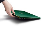 A frissített Vaio SX14-R laptop Deep Emerald színben gyorsabb AI feldolgozási teljesítményt kínál egy 1 kg alatti szénszálas vázban.