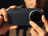 A Xiaomi 17 Ultra speciális Leica Edition ára Kínában 1138 dollár körül kezdődik. A képen: a zoomgyűrű akcióban. (Kép forrása: Xiaomi)