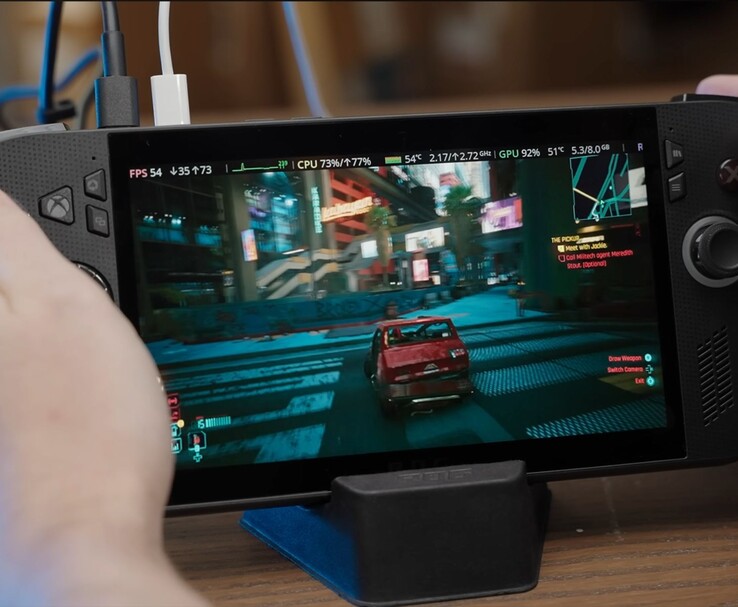 ASUS ROG Ally X Cyberpunk 2077 futtatásával, a képernyőn olyan játékbeli teljesítménymutatókkal, mint az FPS, CPU és GPU használat. (Kép forrása: Dawid Does Tech Stuff)