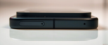 Felső: Nano SIM-tálca, mikrofon