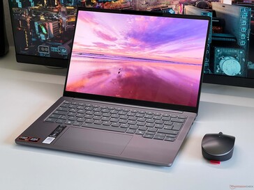 ...az IdeaPad Pro 5 14 az új OLED kijelzővel rendelkezik. (Kép forrása: Notebookcheck)