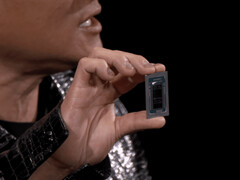 Jensen Huang az Nvidia GB10-et tartja a magasba a CES 2025 során. (Kép forrása: Hardware Luxx)