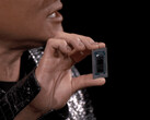 Jensen Huang az Nvidia GB10-et tartja a magasba a CES 2025 során. (Kép forrása: Hardware Luxx)