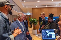 Tim Cook III. Károly királlyal az Apple Battersea Power Stationben található központjában