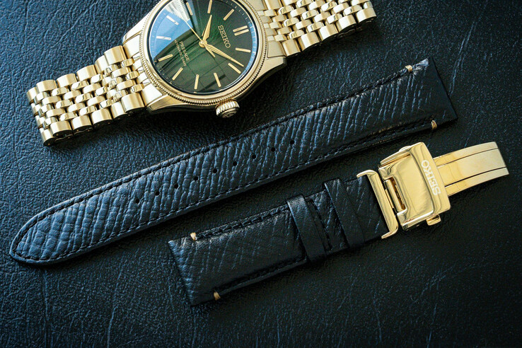 Ebből a szempontból a Seiko Presage Classic x Tradman's Bonsai karóra egészen más színben tűnik fel.