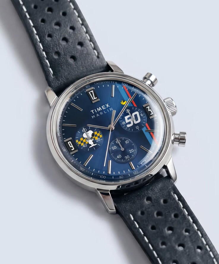 A Timex Peanuts x Marlin Chronograph óra oldalról látható, csiszolt rozsdamentes acél tokjával, kék napraforgó mintázatú számlapjával és perforált kék bőr szíjával.