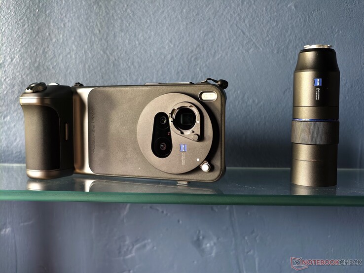 A Vivo X300 Pro-t 180°-kal el kell fordítania ahhoz, hogy a fogantyút a gyorsgomb helyett a fényképezőgép kioldójaként használhassa